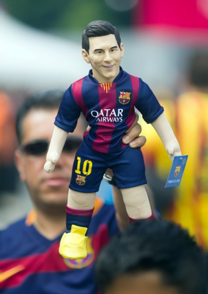 El conjunto del Barça reconoció el campo previo al duelo.