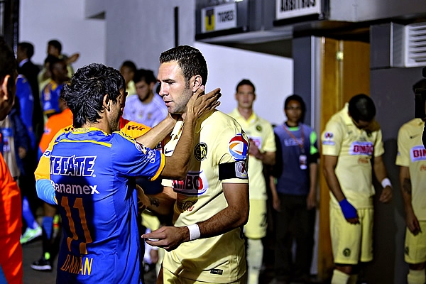 Damián Álvarez y Miguel Layún intercambiaron saludos.