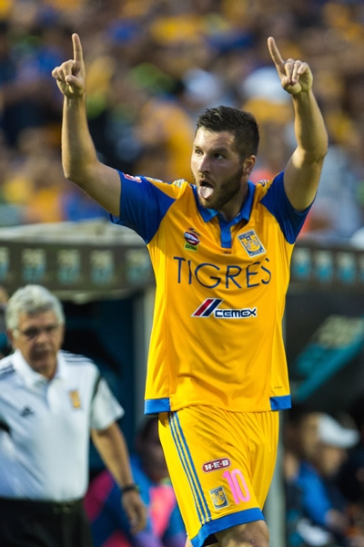 De volea el francés adelantó a los suyos en la primera parte del juego.