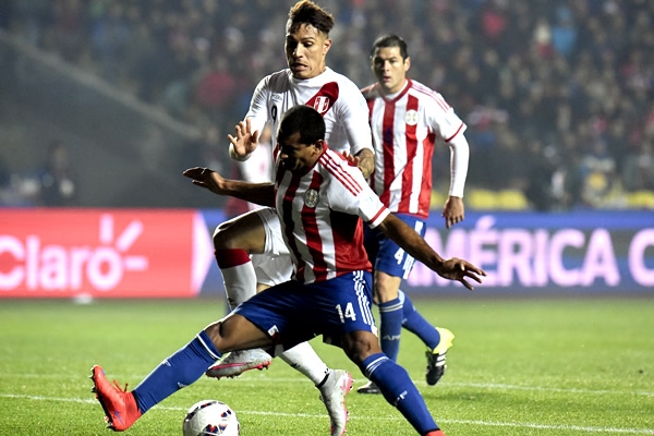 En la defensa, Paulo Da Silva evitó el peligro a pie de Guerrero.