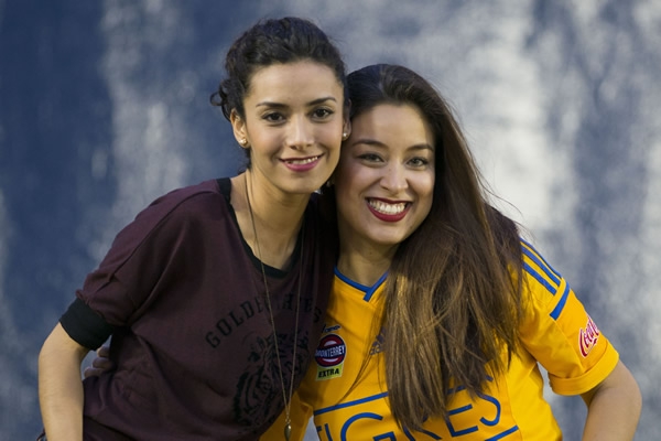 Desde las gradas, la belleza se hizo presente.