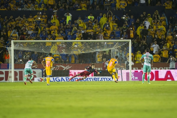 Desde los once pasos, el francés se quedó con las ganas.