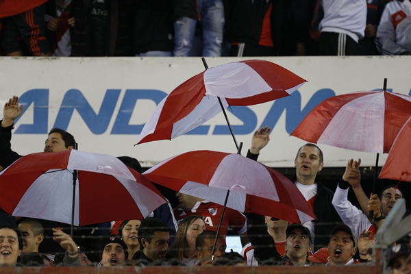 Desde temprano, el Monumental comenzó a apoyar.