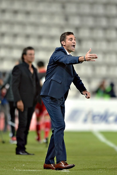 Diego Alonso desde el área técnica dando instrucciones.