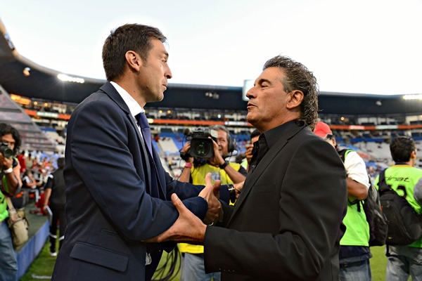 Diego Alonso y Ruben Omar Romano con saludo cordial.