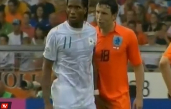 Drogba es un grande en la cancha, casi tanto como su mano.