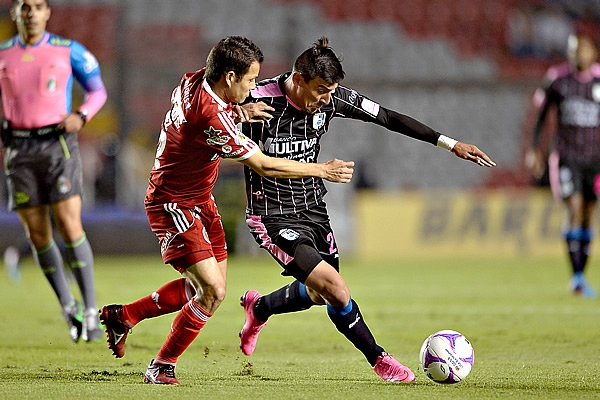 Edgar Benítez tuvo pocos balones a modo en el primer tiempo.