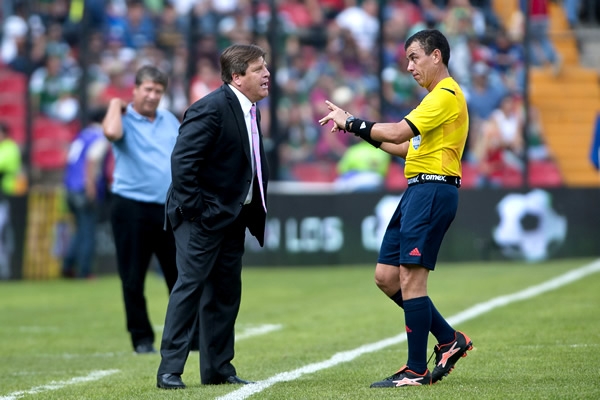 El árbitro reconvinó en más de una ocasión a Miguel Herrera.