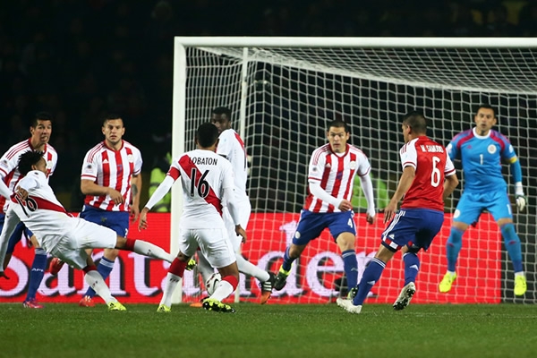 El ataque de Perú no cedió ante la defensa guaraní.