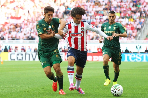 El balón se peleaba con todo en cada rincón del campo de Chivas.