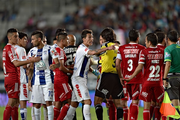 El calor del el duelo se elevó y los manotazos se hicieron presentes.