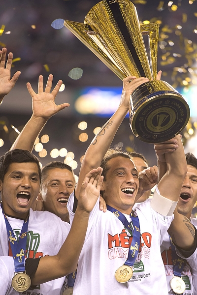 El Capitán Guardado alzó la Copa Oro.