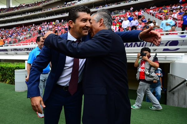 El Chepo de la Torre recibió a Bueno.