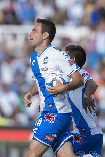 El colombiano ganó de cabeza y puso el 2-2.