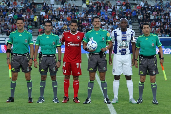 El Cuerpo Arbitral y los Capitanes del duelo en el Hidalgo.