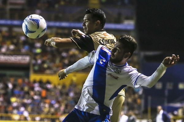 El duelo fue intensó a media cancha.