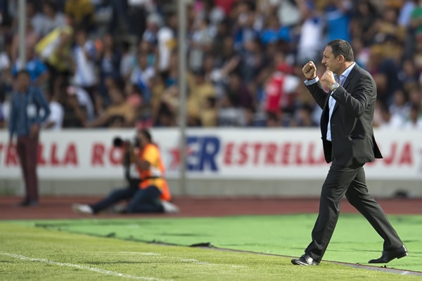El entrenador de La Franja mostrando su felicidad.