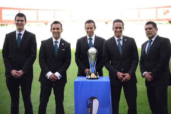 El equipo arbitral con el trofeo de Campeón.