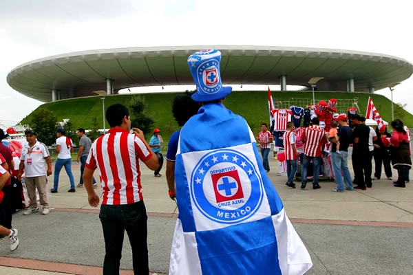 El futbol se comparte sea la plaza que sea.