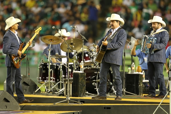 El grupo Pesado estuvo presente antes del partido.