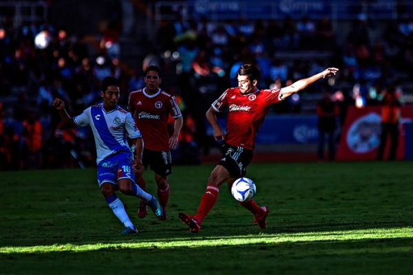 El Hobbit peleaba todos los balones en media cancha.