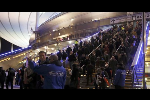 El momento en que evacuaron el Stade de France. 
