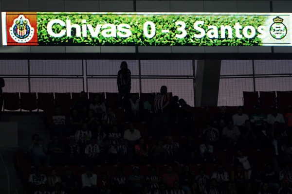 El público abucheaba a el Rebaño tras la goleada de Santos.