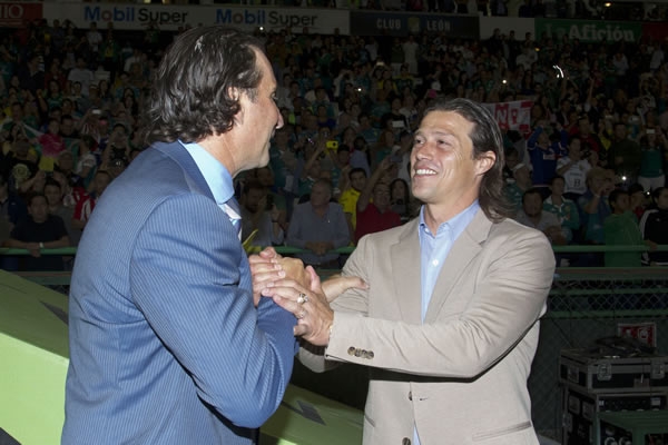 El saludo de los técnicos.