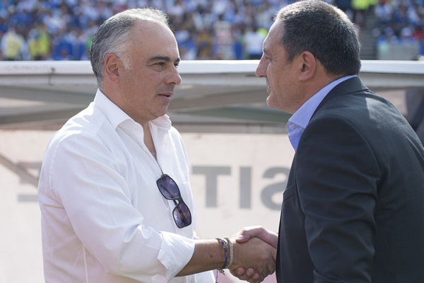 El saludo entre ambos estrategas.