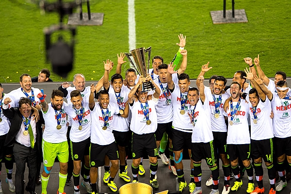 El Tri durante la ceremonia de premiación.