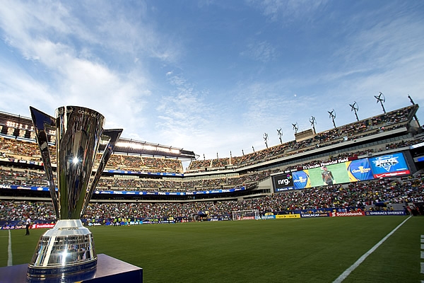 El trofeo de la Copa Oro espera ganador.
