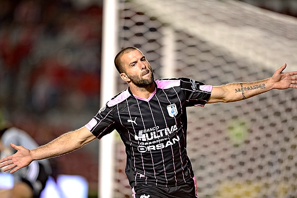 Emanuel Villa anotó el 2-0 parcial al 52 de acción.