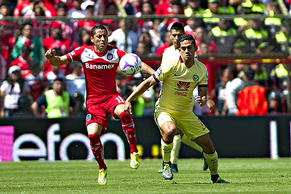 Esquivel y Andrade durante la disputa del esférico.
