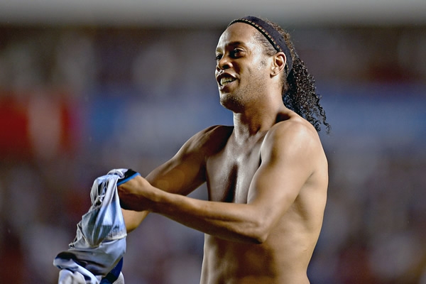 El festejo no podía excluir quitarse la camiseta y ser amonestado.