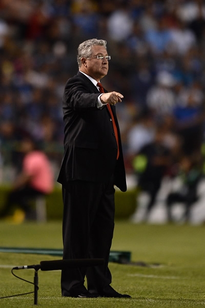 Al filo del área técnica, Vuce dio instrucciones sin perder la calma.