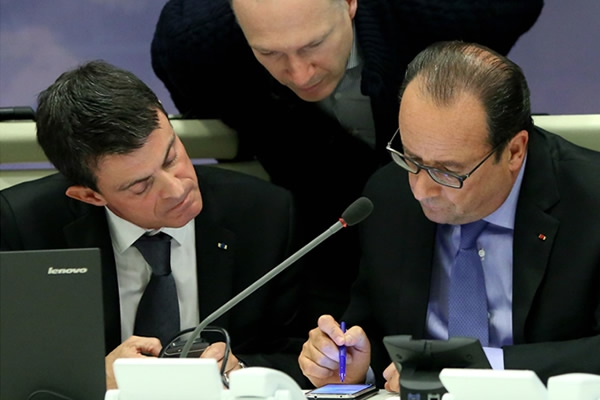 François Hollande (der), reunido con miembros de su gabinete. 