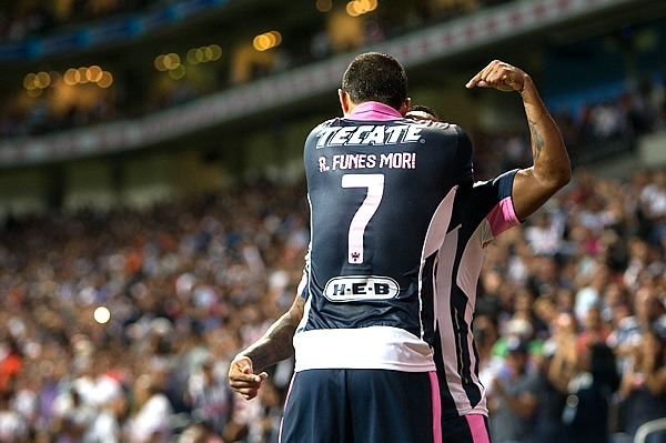 Funes Mori celebra con Dorlan Pabón el 1-0.
