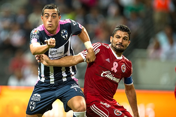 Funes Mori y Gandolfi, sin miramientos a la hora de disputar el balón.