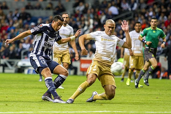 Funes Mori y Verón no se anduvieron por las ramas a la hora de disputar el balón.
