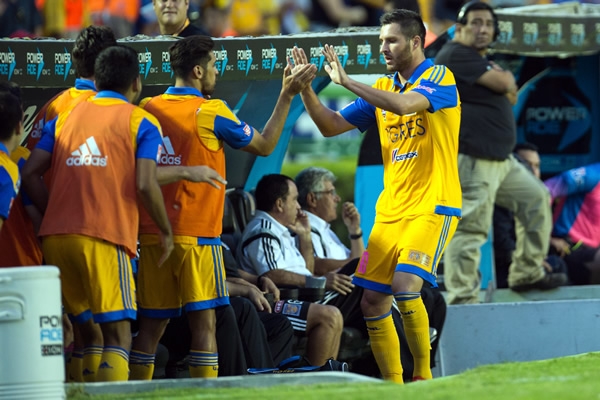 Gignac fue a festeja el gol con la banca felina.