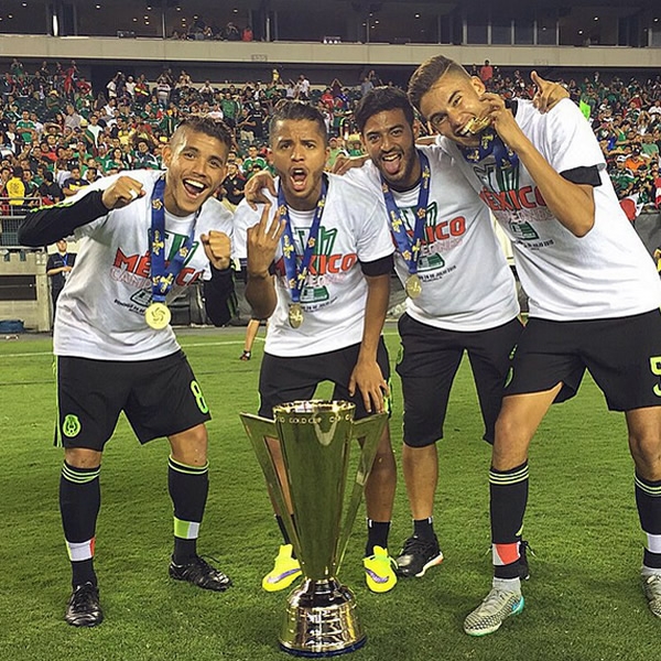 Gio y sus compadres festejando el título