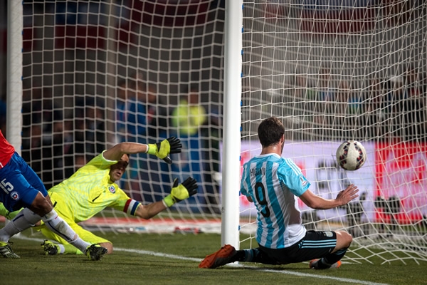 Gonzalo Higuaín recibió buen pase que no pudo concretar.