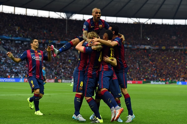 Gran pase de Iniesta que Rakitic no desaprovechó.