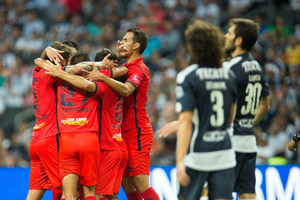 Gran remate de cabeza de Erpen que terminó en el fondo de las redes.