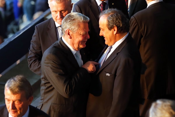 Grandes personalidades como Michel Platini, presentes.
