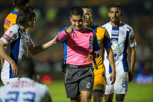 Guerrero se vio obligado a sacar varias amonestaciones.