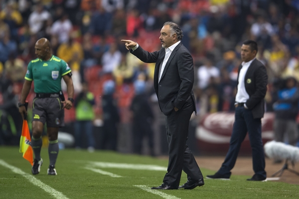 Guillermo Vázquez, muy atento a su equipo.