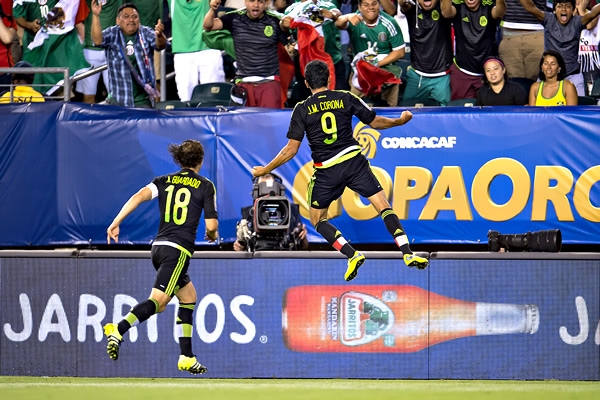 Jesús Corona plasmó su buen accionar con un gol que significó el 2-0 parcial.