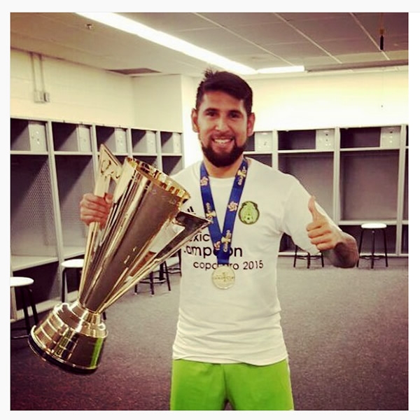 Jonathan Orozco feliz con el trofeo y la medalla
