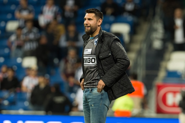 Jonathan Orozco, lesionado, bajo al terreno de juego antes del duelo.